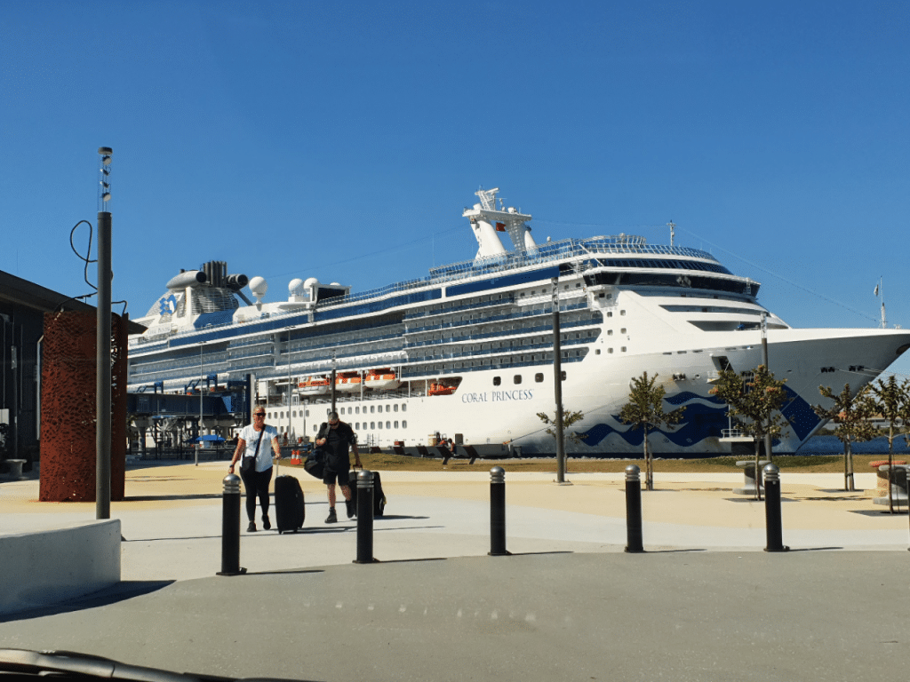 cruise ship transfers Brisbane - large cruise ship in harbor